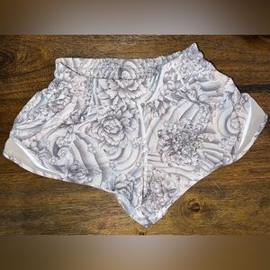Lululemon Hotty Hot shorts 2.5” Size 6 white with pencil grey floral design
